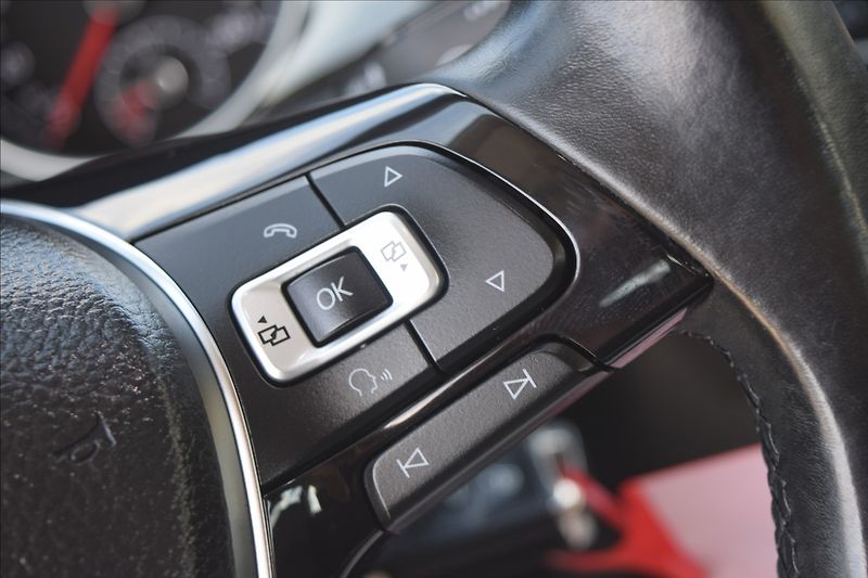 Volkswagen Golf 2,0 TDI 110KW KAMERA XENONY - fotka 37 z 48