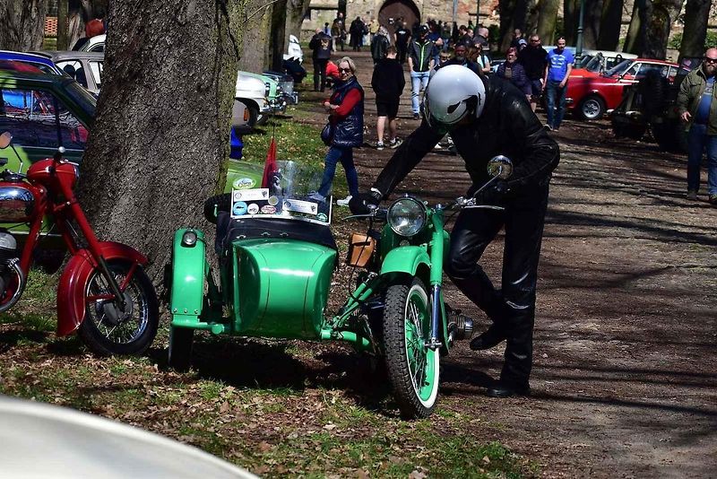 Kulatá světla, blýskající se chromy, brumlavé motory. Majitelům historických skvostů vyšla jejich první letošní projížďka na jedničku.