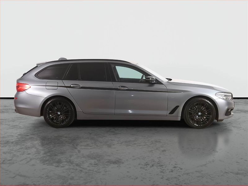 BMW Řada 5 (2018) Sport Line 540d xDrive, 4X4 - fotka 6 z 23