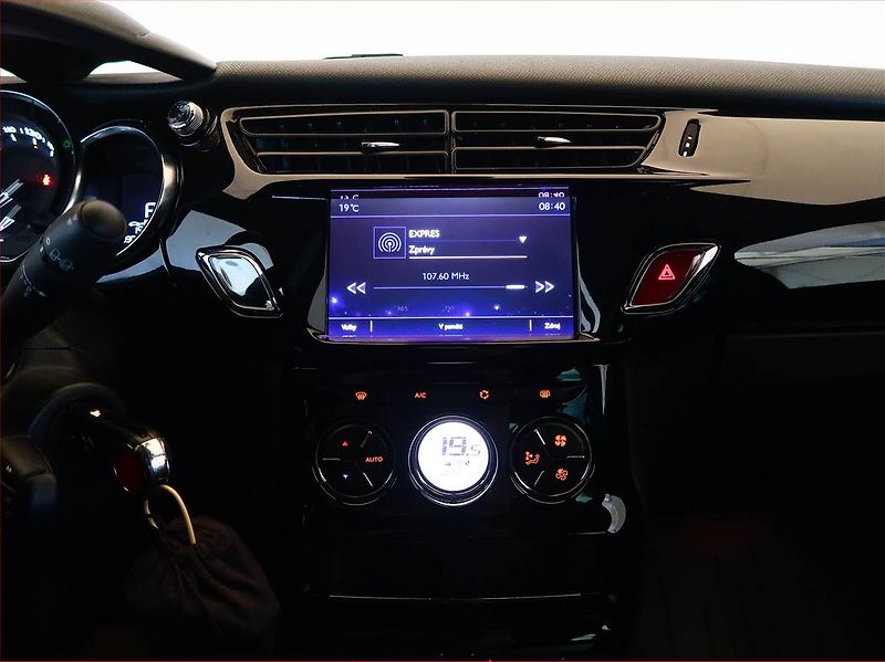 Citroën DS3 (2016) 1.2 PureTech, Automat, Navi - fotka 12 z 16