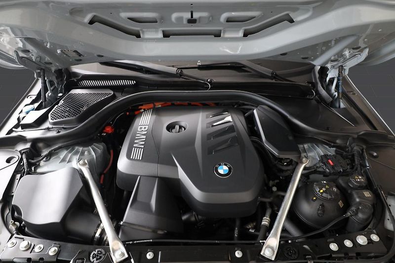 BMW Řada 5 530e xDrive Touring - fotka 9 z 31