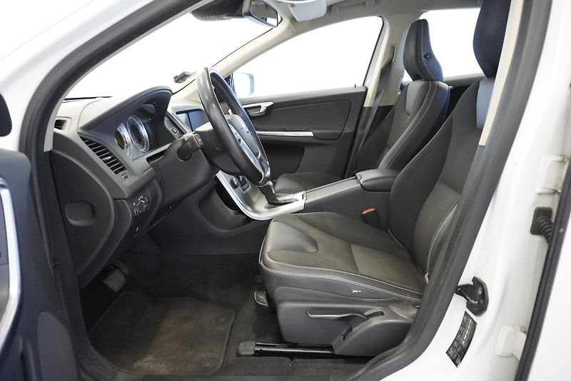 Volvo XC60 D4 AWD MOMENTUM AUT. - fotka 11 z 26