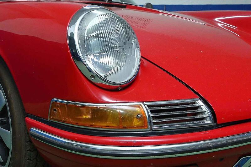 01 - Automobilový nadšenec a sběratel Jaromír Kostlivý otevřel ve Stodu u Plzně nové muzeum veteránů věnované vozům značek Volkswagen Brouk a Porsche. Návštěvníci uvidí naleštěné brouky i auta v procesu renovace, expozice čítá na 40 vozů.