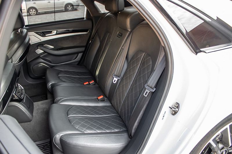 Audi S8 - fotka 25 z 30