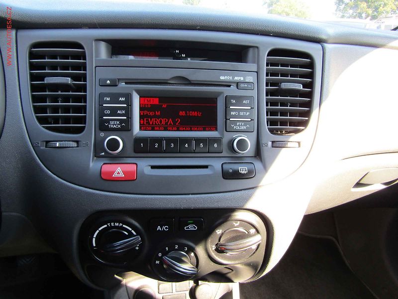 Kia Rio (2012) 1.4i, ČR, AC - fotka 14 z 17