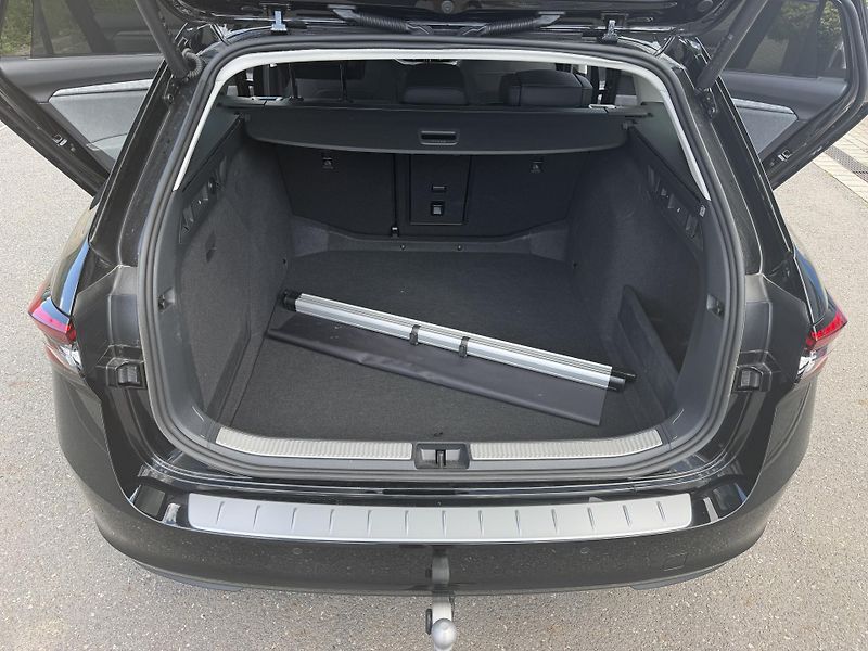 Škoda Superb Kombi 1,5i hybrid auto. závěs - fotka 19 z 19