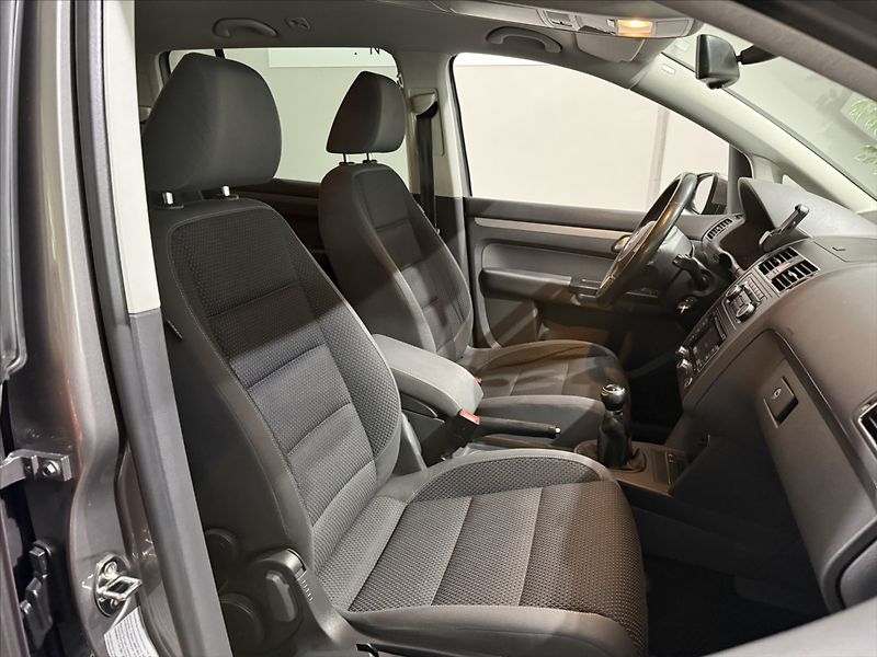 Volkswagen Touran 1,6   TDI 77KW VÝHŘEV TAŽNÉ - fotka 18 z 19