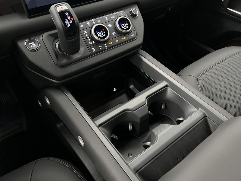 Land Rover Defender 110 D250 X-DYNAMIC SE AWD AUT  - fotka 25 z 45