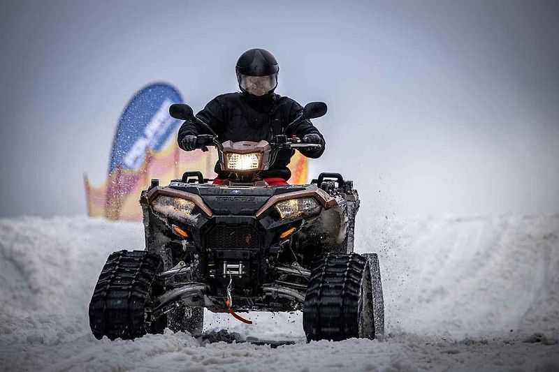 Na čtyřkolce se sněhovými pásy se dostanete v zimě všude