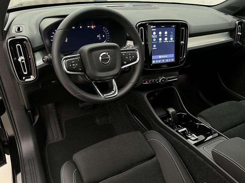 Volvo XC40 (2026) B3 BLACK EDITION PLUS AUT - fotka 4 z 43