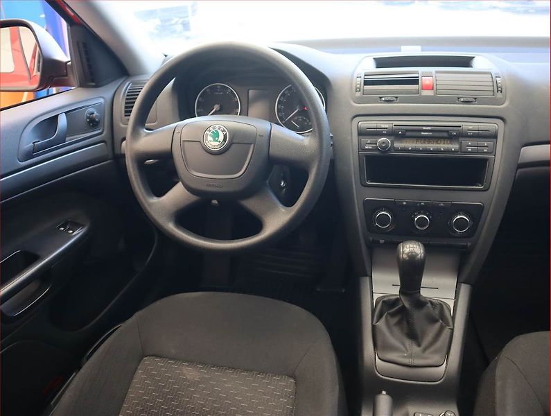 Škoda Octavia (2012) 1.6, Serv.kniha, Tempomat - fotka 7 z 16