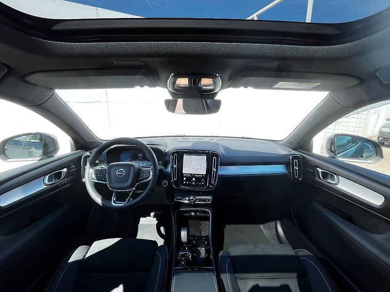 Volvo XC40 Plus Dark B3 120kW - fotka 11 z 24