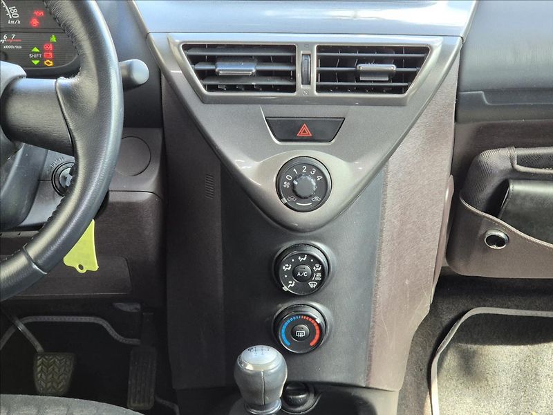 Toyota iQ 1,0 i 50Kw Klima Webasto ALU - fotka 22 z 26