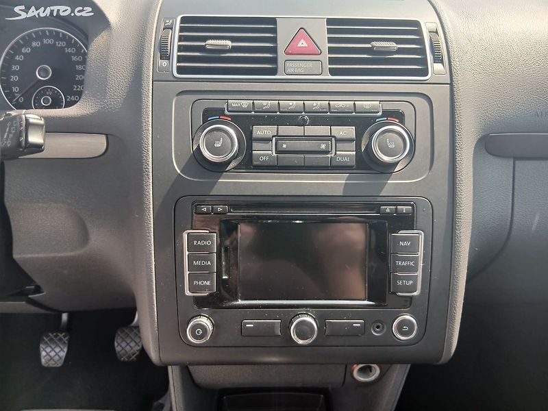 Volkswagen Touran (2012) 1.4 TSI, 7 míst - fotka 19 z 34