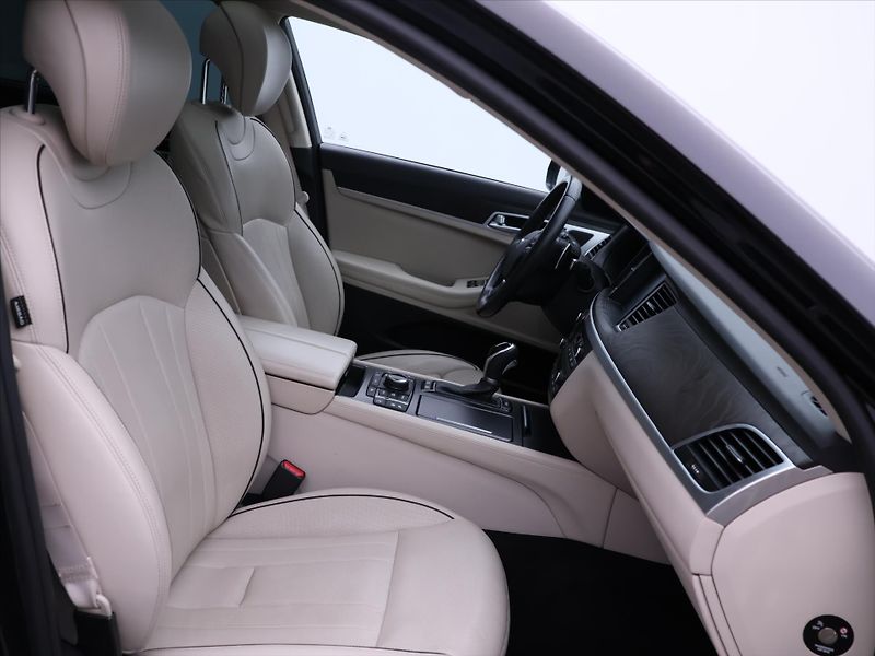 Hyundai Genesis 3,8 V6 232kW Exclusive 4x4 CZ - fotka 12 z 40