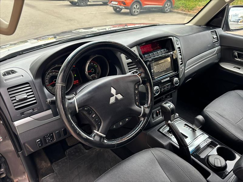 Mitsubishi Pajero 3,2 DI-D  Instyle 4x4+Serviska - fotka 17 z 32