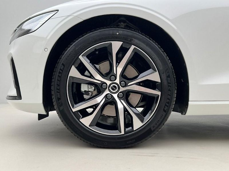Volvo V60 (2026) B4 PLUS DARK AUT - fotka 15 z 44