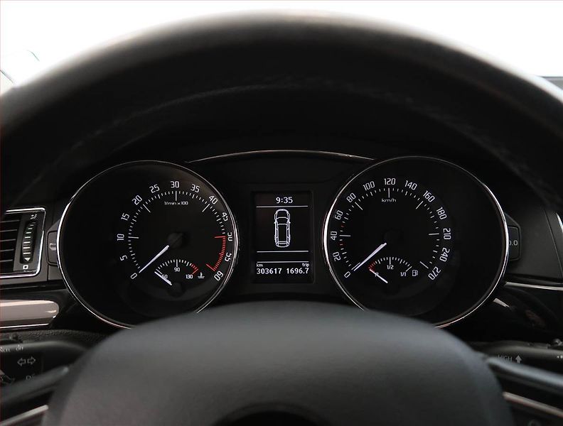Škoda Superb (2014) 2.0 TDI, Navi, Xenony - fotka 11 z 26