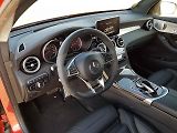Sportovní volant od AMG s alcantarou vás vtáhne do hry.