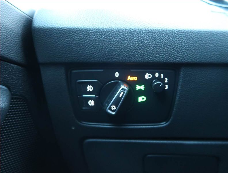 Volkswagen Passat (2017) 2.0 TDI, Automat, Serv.kniha - fotka 18 z 22