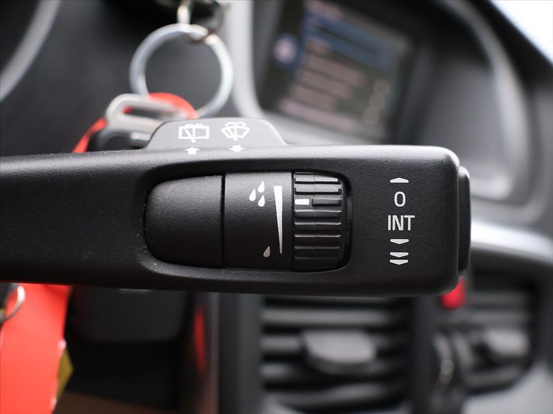 Volvo V40 1,6 D2 115 Summum - fotka 18 z 30