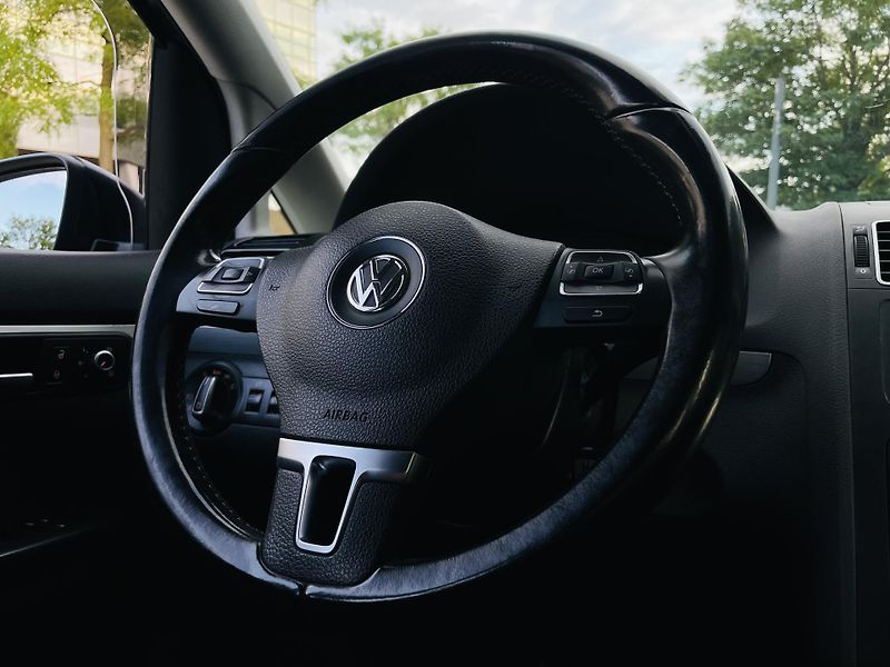 Volkswagen Touran 2.0TD MANUÁL 7MÍST SERVISKA - fotka 35 z 43