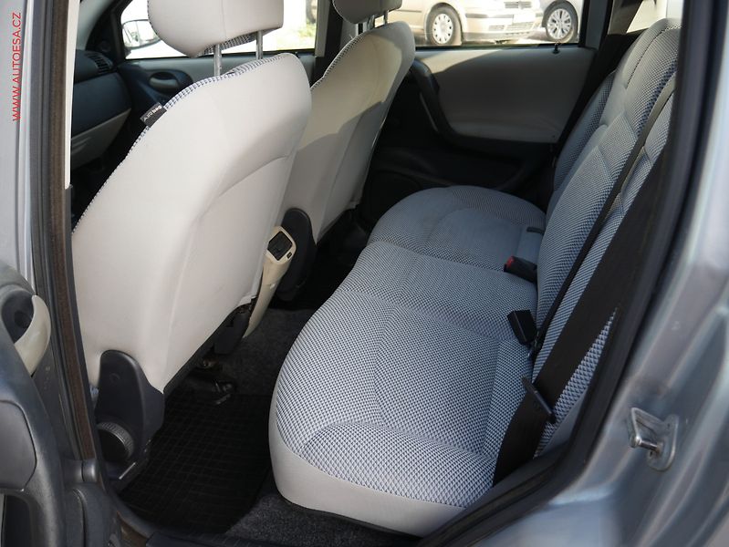 Fiat Stilo (2004) 1.6i, AC, park.čidla - fotka 10 z 16