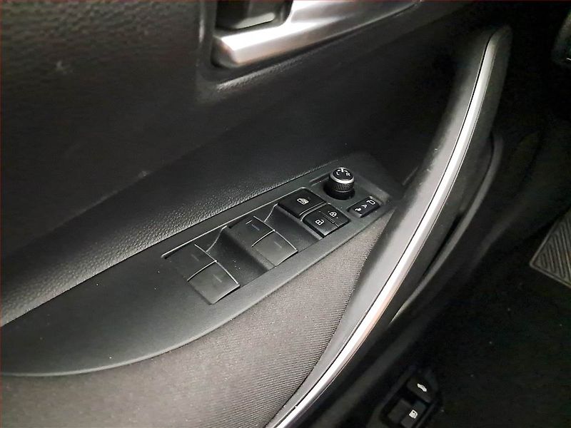 Toyota Corolla (2023) 1.5 VVT-i - fotka 20 z 21