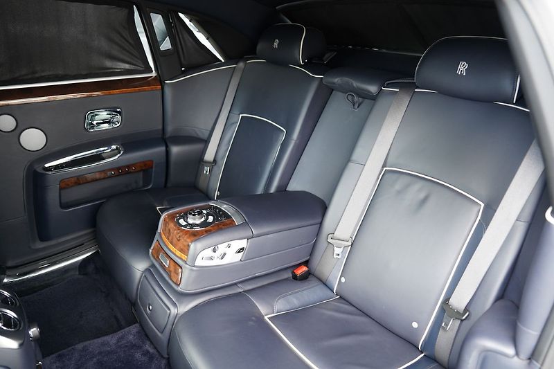 Rolls-Royce Ghost 6.75i V12  570 PS - fotka 34 z 45