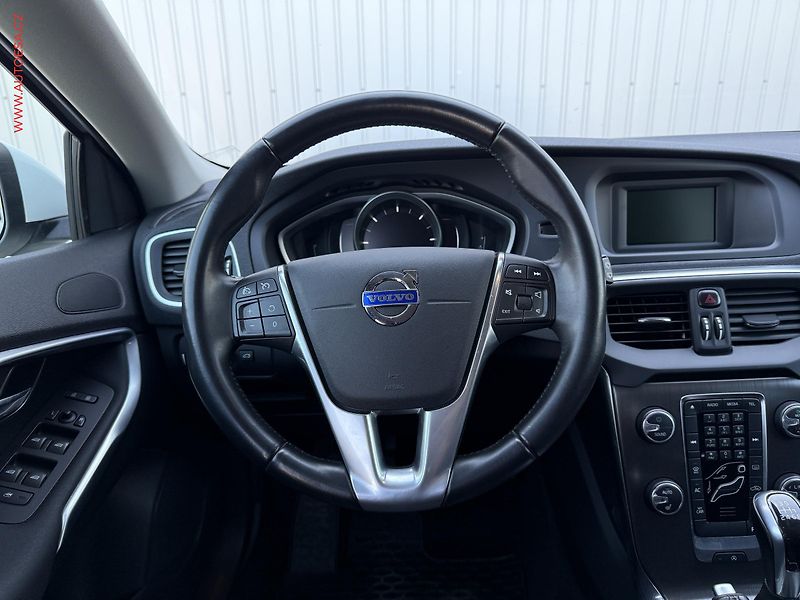Volvo V40 (2014) 2.0D, AC, bixen, park.asist - fotka 12 z 15