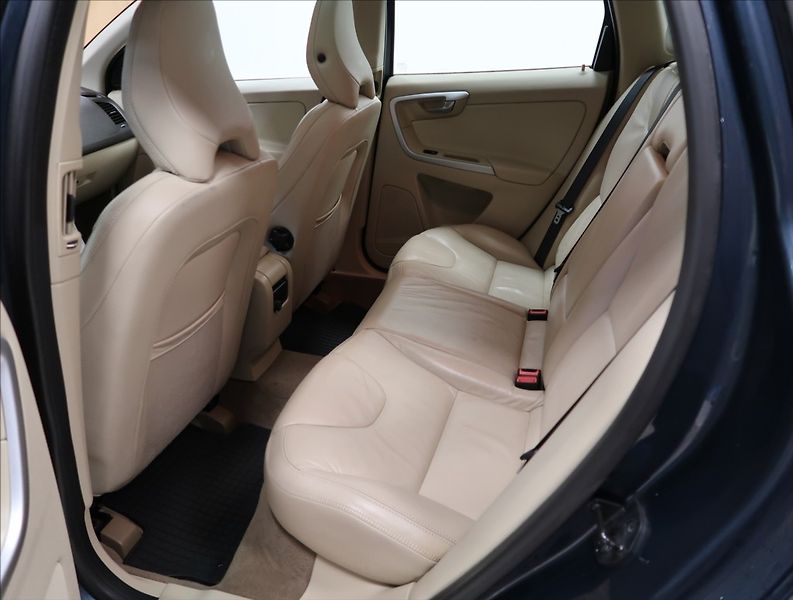 Volvo XC60 2,4 D5 AWD AUT - fotka 8 z 23