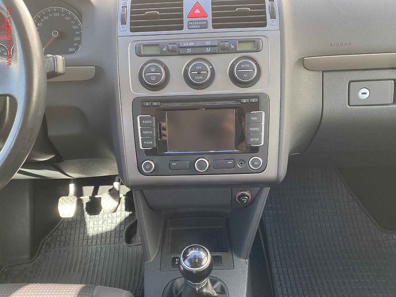Volkswagen Touran (2010) 1.6i, Freestyle, navi - fotka 12 z 17