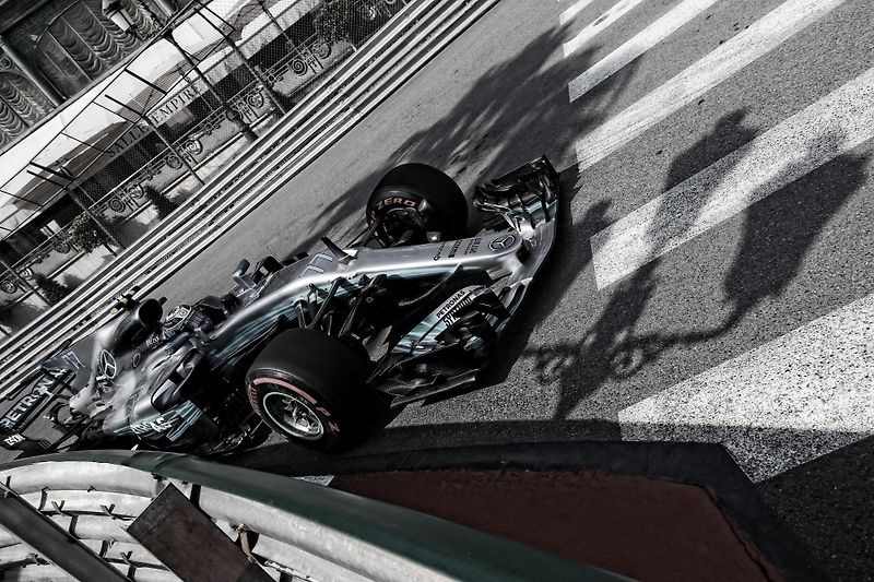 F1 2017 GP Monaka - Ferrari slaví vítězství v Monaku po 16 letech, Kimi Raikkonen (uprostřed) zklamaně přijímá 2. místo