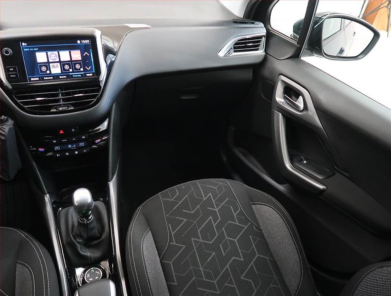 Peugeot 2008 (2019) Active 1.2 PureTech, Tempomat - fotka 8 z 15