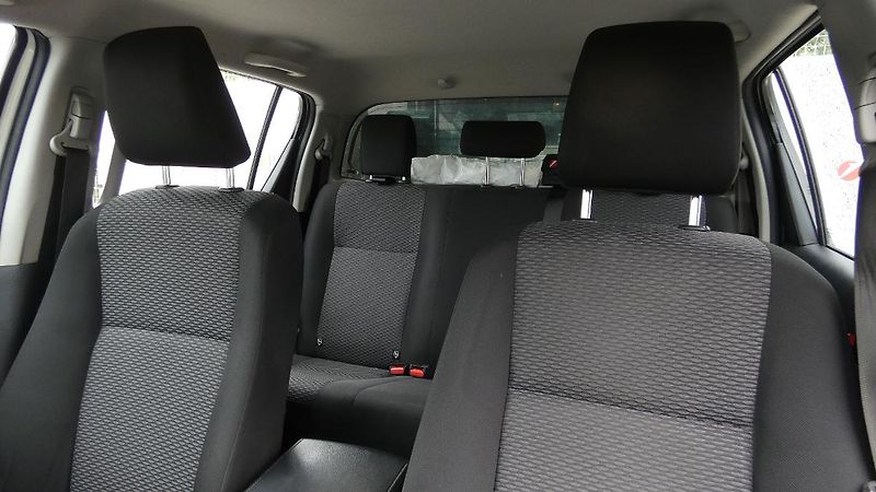 Toyota Hilux 2.4 D-4D Double Cab 4x4 Live - fotka 7 z 21