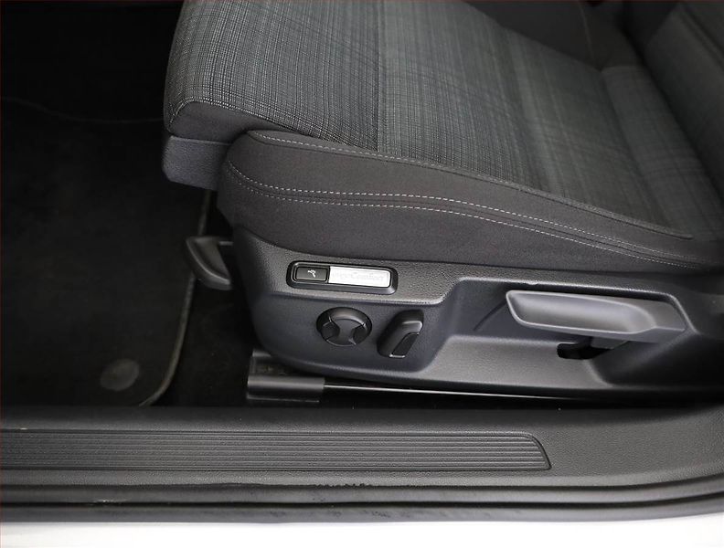 Volkswagen Passat (2019) Business 2.0 TDI, Automat - fotka 18 z 20