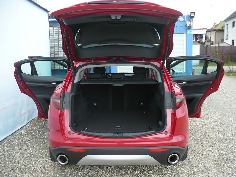 Alfa Romeo Stelvio 2.0T Q4 Kamera Klima - fotka 29 z 33