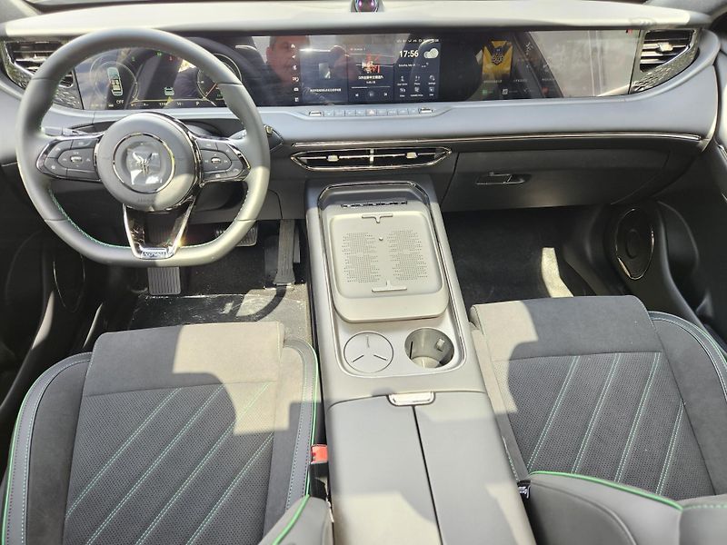 Dongfeng Voyah Free REV 318 (2025) REV 318 AWD Hybrid - fotka 12 z 17