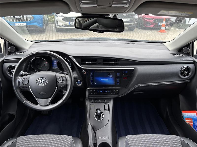 Toyota Auris 1,8 Hybrid e-CVT TS Executive - fotka 16 z 36