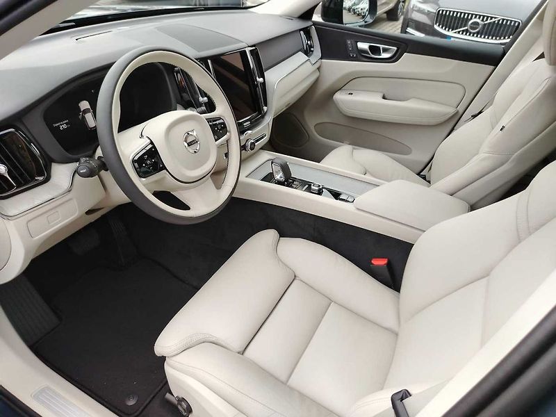 Volvo XC60 B5 AWD PLUS, LIGHT PAKET, ACC - fotka 9 z 18