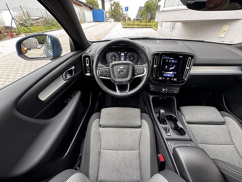 Volvo XC40 T2 FWD MOMENTUM // 1. maj. - fotka 17 z 41