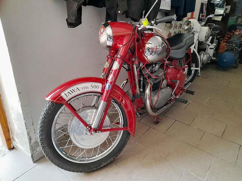 Nadšenec pro motoristické veterány Jindřích Kabourek u pýchy své sbírky, policejní Jawy 354, přezdívané nanuk.