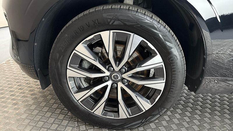 Volvo XC60 2.0 B4 AUT AWD Momentum Pro - fotka 19 z 31