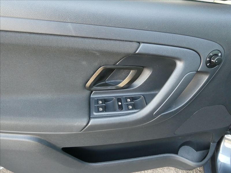 Škoda Fabia 1,2 TSi po servise,auto klima - fotka 35 z 48