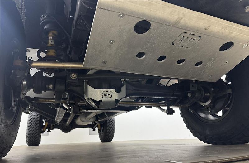 Land Rover Defender 2,5 130 Td5 90kW PO RENOVACI - fotka 38 z 45