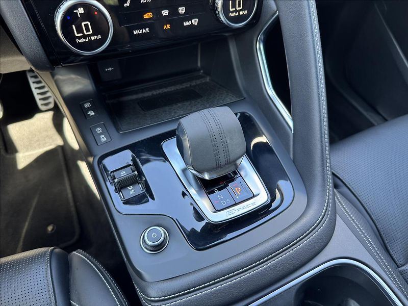 Jaguar E-Pace 1,5 P300e R-Dynamic SE AWD AT - fotka 26 z 34