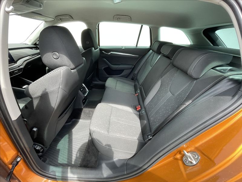 Škoda Octavia 2,0 TDI DSG Combi Style+ TAŽNÉ - fotka 17 z 25
