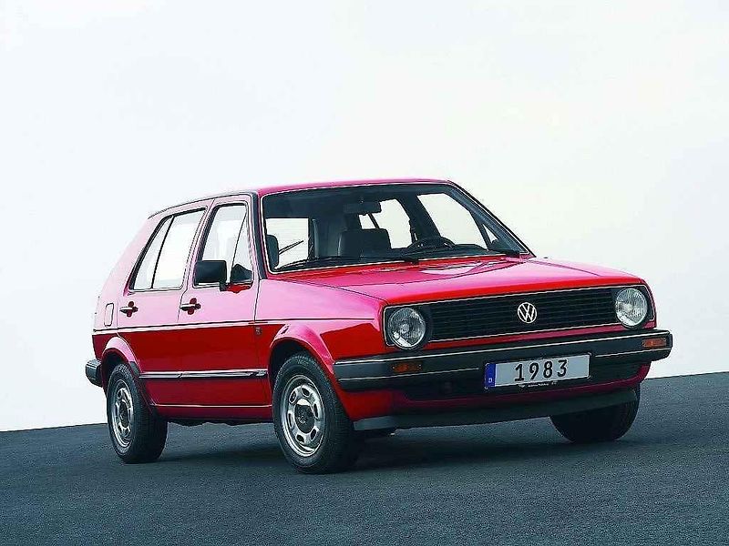První a sedmá generace Volkswagenu Golf GTI.