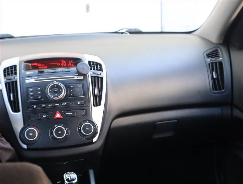 Kia Ceed (2010) 1.4 CVVT, Serv.kniha, nová STK - fotka 8 z 15