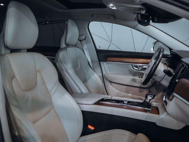 Volvo S90 2.0 D5 AWD Inscription 173kW - fotka 22 z 23